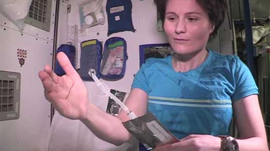 بالفيديو:  رائدة فضاء تذهل الناس بحمامها الفضائي