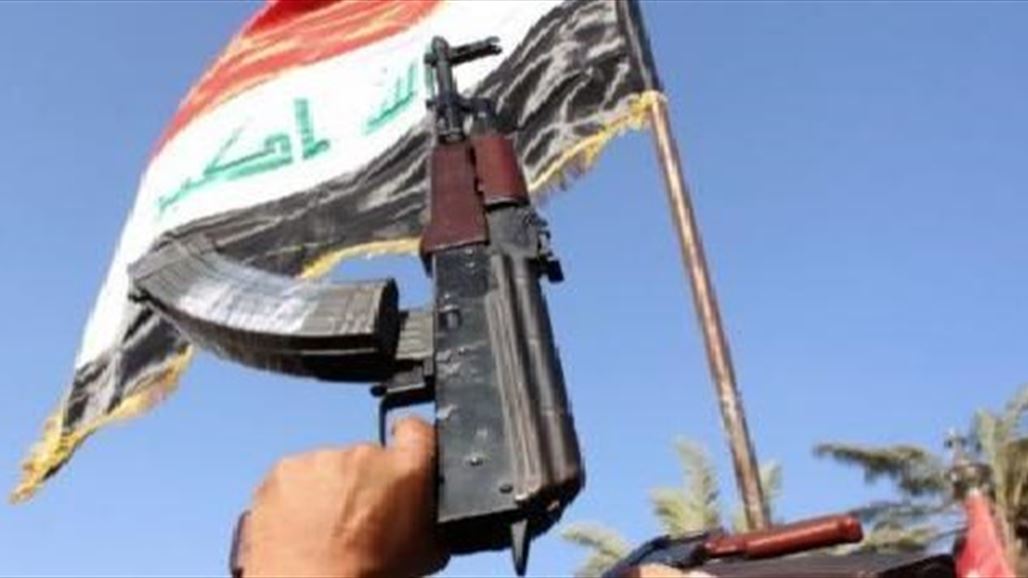 القوات الامنية ترفع العلم العراقي في منطقة تل ابو جراد جنوب مصفى بيجي