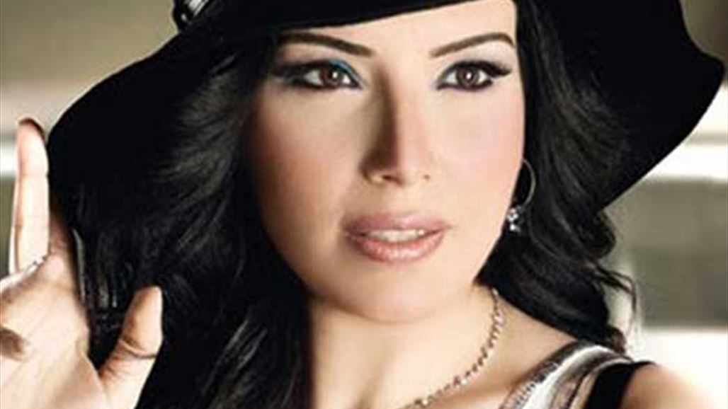 سيدة إماراتية توبخ الفنانة عبير صبري والسبب؟