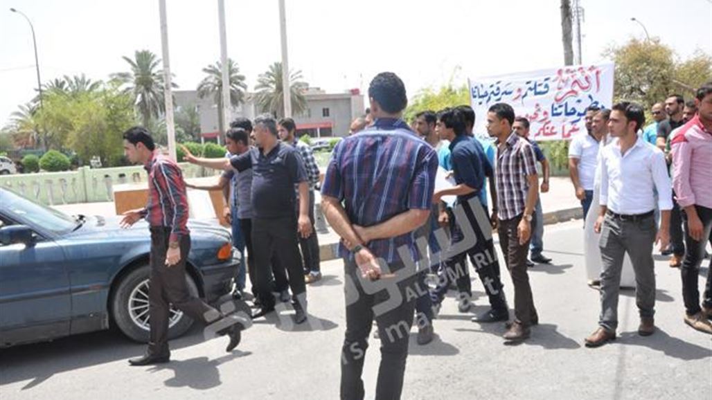 معلمو البصرة يتظاهرون احتجاجاً على عدم صرف رواتبهم منذ مطلع العام الحالي