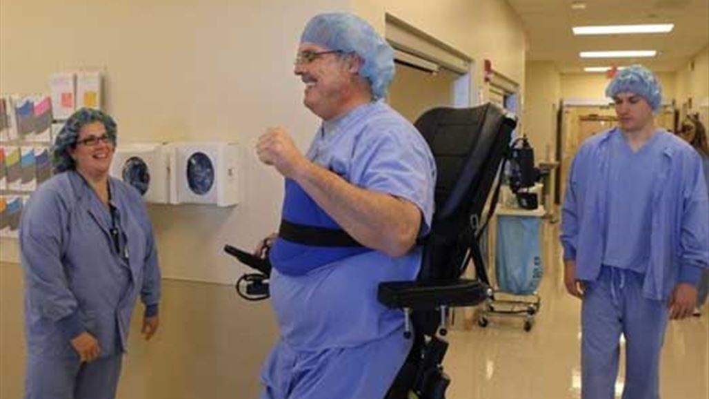 بالصور: جراح عبقري ينقذ البشر على كرسيه المتحرك
