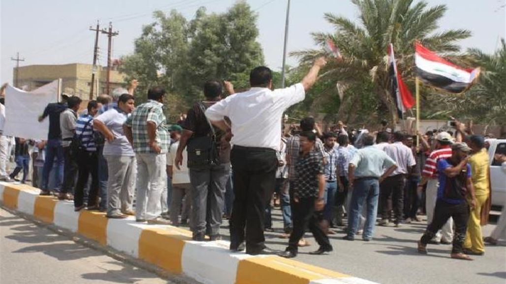 العشرات من خريجي معهد النفط يتظاهرون امام وزارة النفط ببغداد للمطالبة بتعيينهم