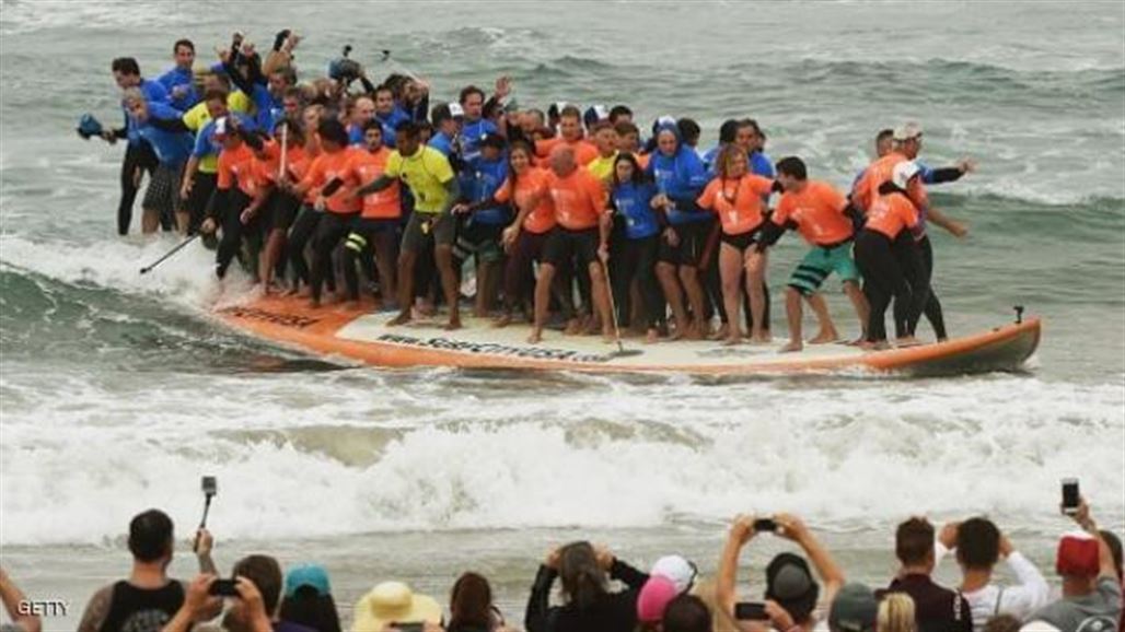 66 راكب أمواج يسجلون رقماً قياسياً بركوبهم على لوح واحد