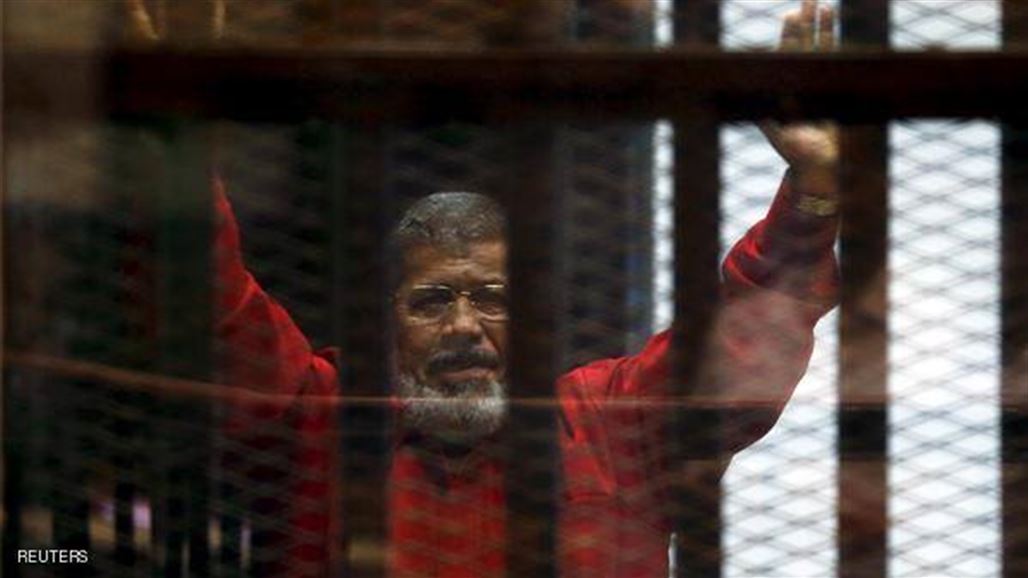 مرسي يظهر في زي الإعدام للمرة الأولى