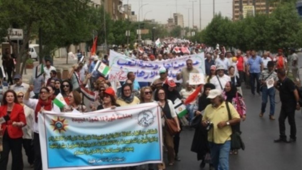 العشرات يحيون ذكرى ثورة 14 تموز وينظمون مسيرة وسط بغداد