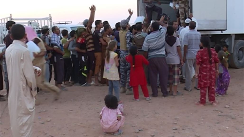 مكتب السيستاني يوزع 50 طنا من الطحين وكسوة العيد على النازحين بالنخيب