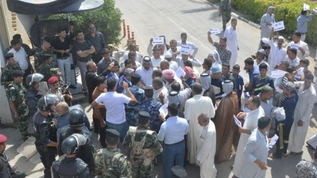 تظاهرة أمام مجلس محافظة النجف للمطالبة بتحسين واقع الكهرباء