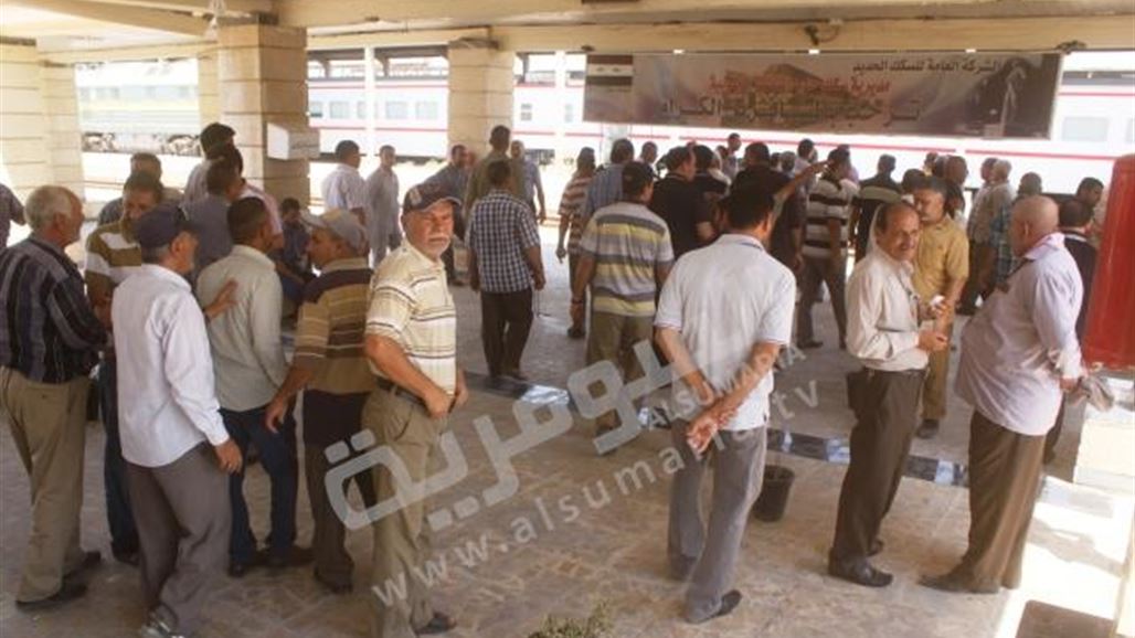موظفو السكك بالبصرة يعتصمون احتجاجاً على تأخر رواتبهم ويغلقون طريقاً بعربة قطار