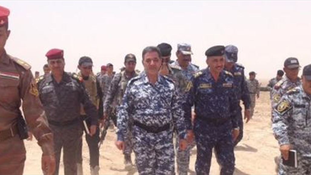 بالصور.. وزير الداخلية يتجول في الحبانية