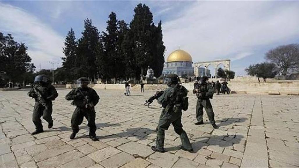 اشتباكات وإصابات داخل ساحات المسجد الأقصى