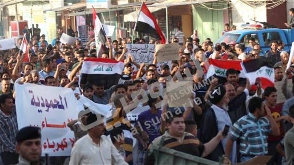 المئات يتظاهرون في المحمودية جنوبي بغداد للمطالبة بإقالة الفاسدين