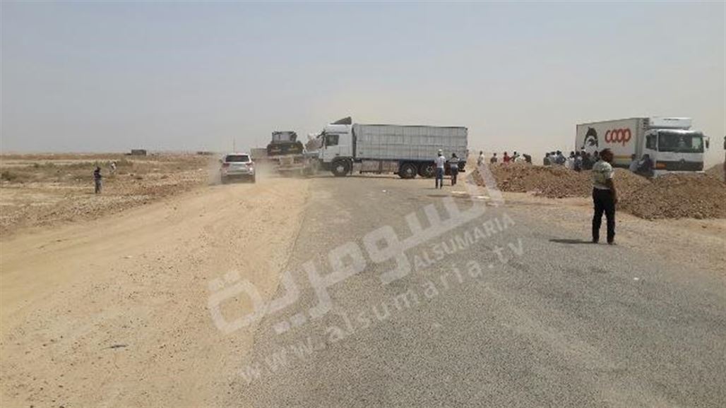 العشرات من سائقي الشاحنات يقطعون الطريق الرابط بين ميسان ومنفذ الشيب