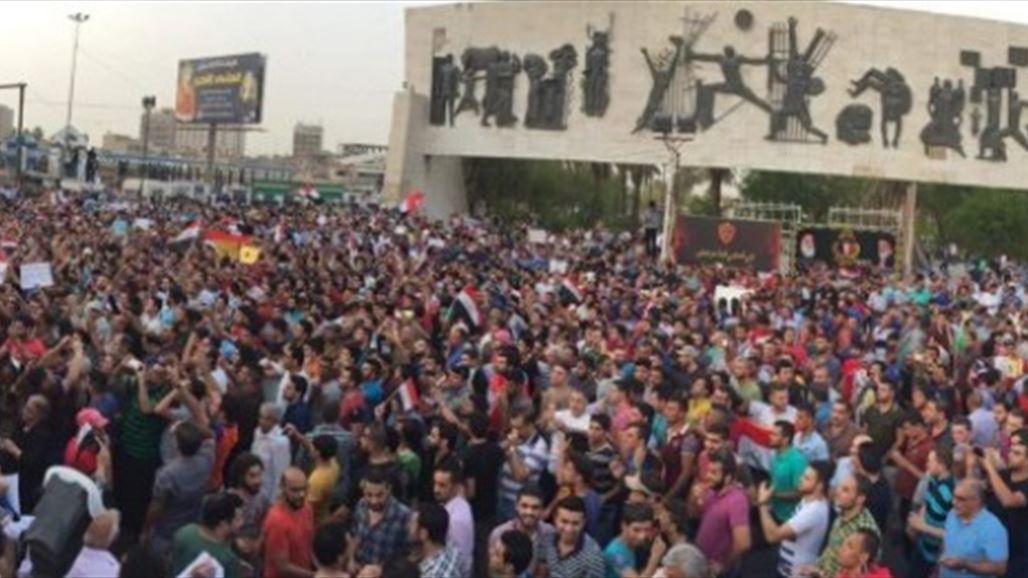 مئات الصحفيين يتوجهون من مقر نقابتهم الى ساحة التحرير للمشاركة في التظاهرة
