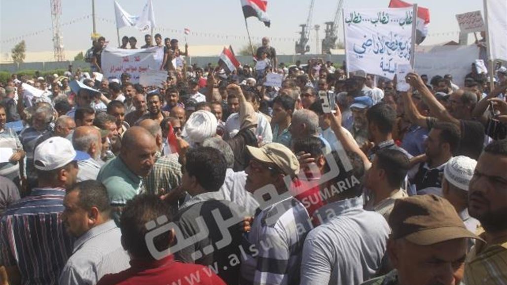 موظفو الشركة العامة للموانئ يتظاهرون للمطالبة بمنحهم المزيد من الحقوق الوظيفية