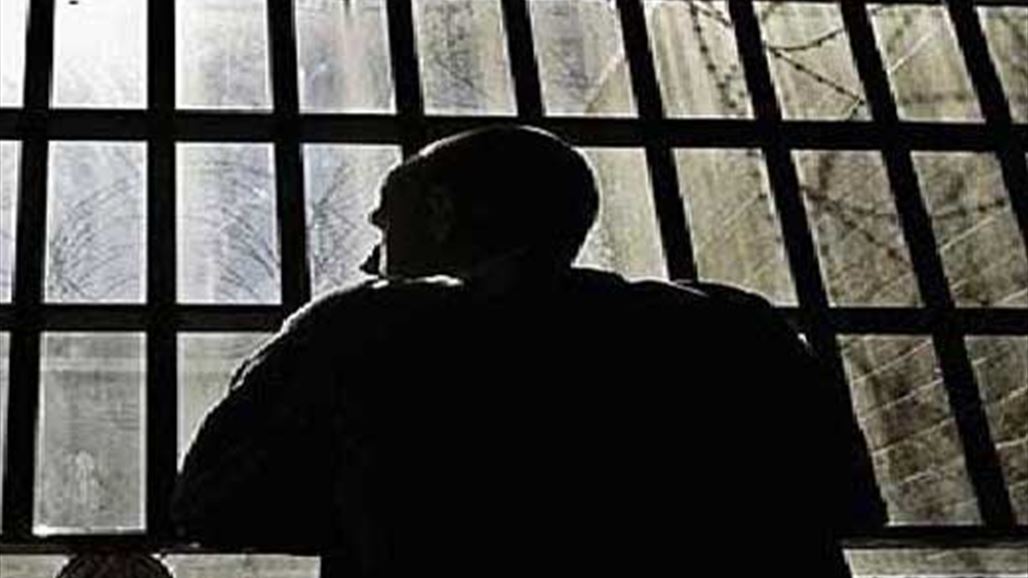 سجين يفرّ من حبسه بالشراشف