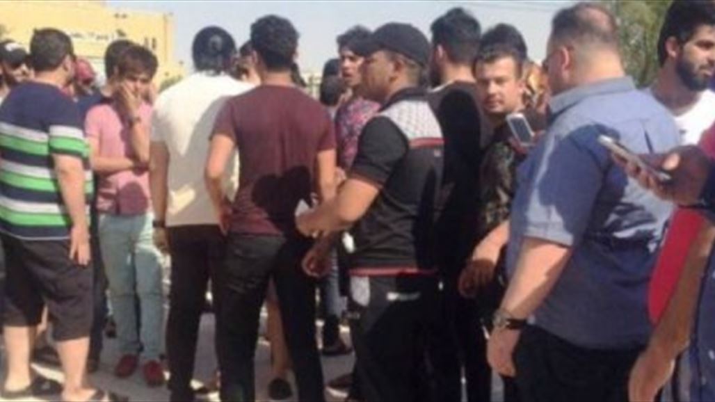 العشرات من موظفي العقود يتظاهرون امام وزارة النفط للمطالبة بتثبيتهم