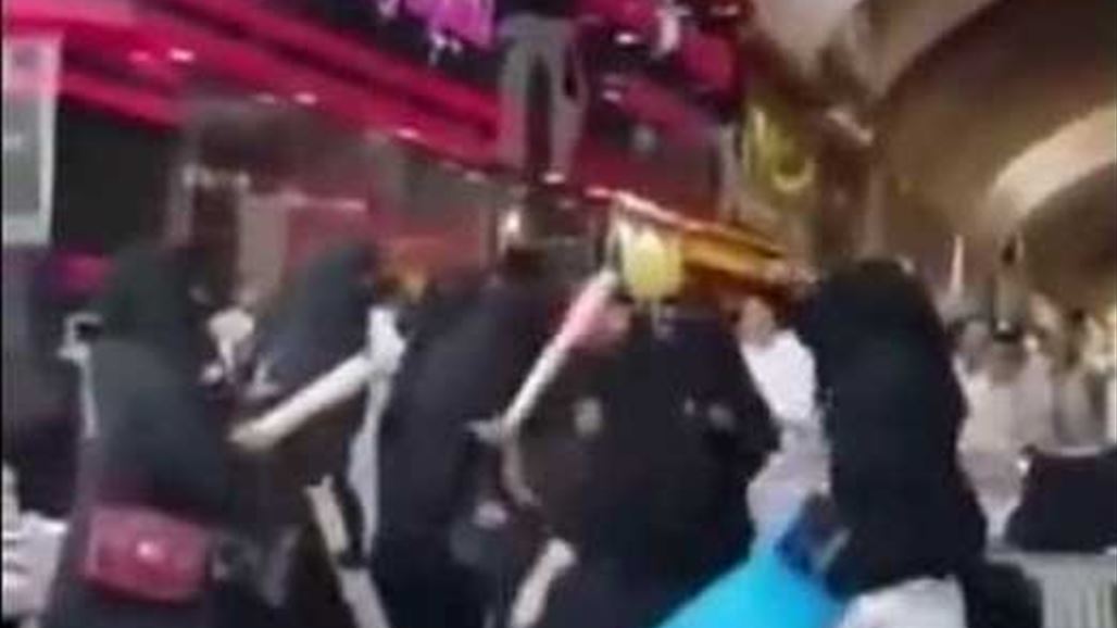 تضارب بالأيادي بين نساء في السعودية
