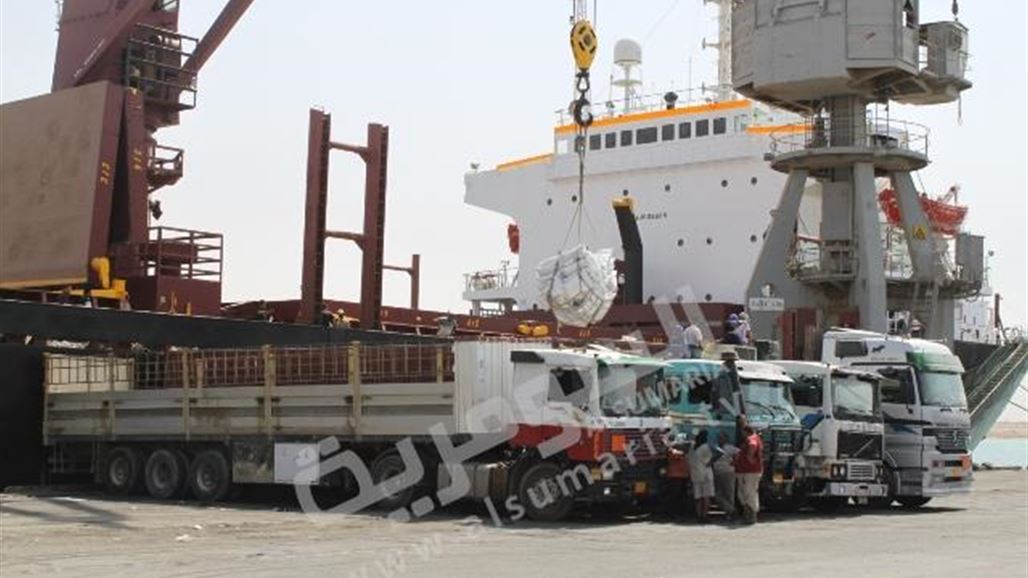 مواطنون يغلقون الطريق المؤدي الى ميناء أم قصر احتجاجاً على إهمال ناحيتهم الساحلية