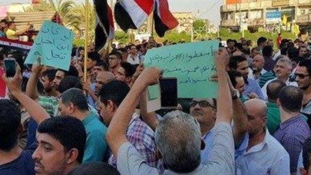 المئات يتظاهرون وسط العمارة ويطالبون بإقالة وزير المالية