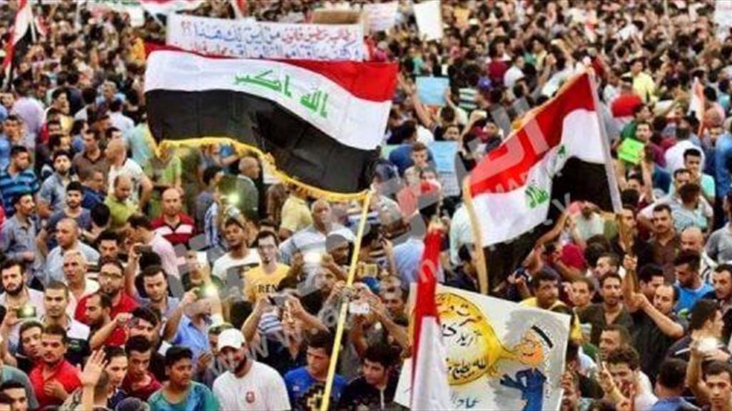 مئات المواطنين يتظاهرون في بابل ويطالبون بإقالة المحافظ
