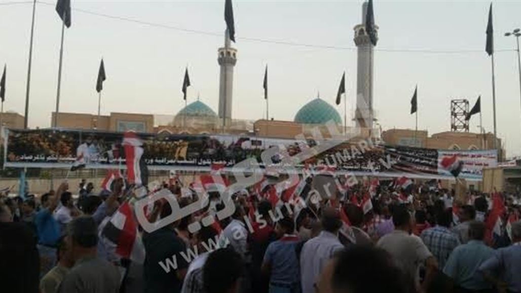 الآلاف يتظاهرون وسط النجف ويطالبون العبادي بمحاسبة الفاسدين بحزم