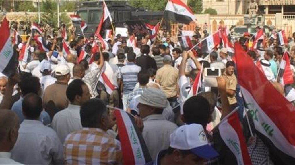 العشرات من ابناء سبع البور شمال بغداد يتظاهرون للمطالبة باقالة مدير الناحية