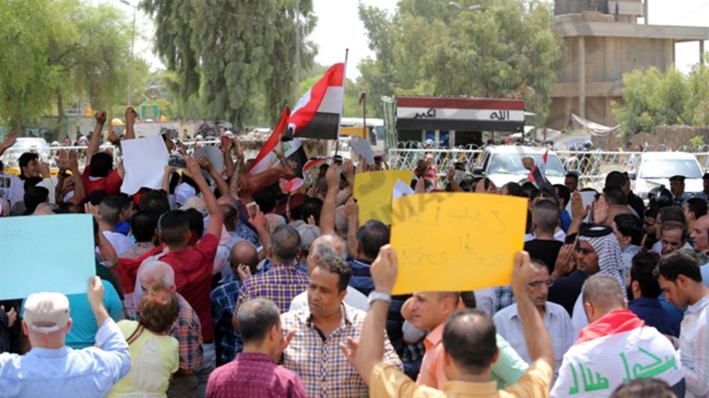 بالصور.. مطالبات باقالة المحمود