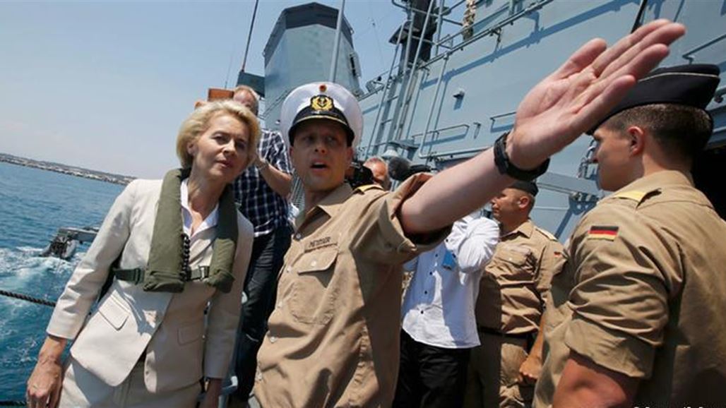 وزيرة الدفاع الألمانية تدعو لشل حركة مهربي اللاجئين