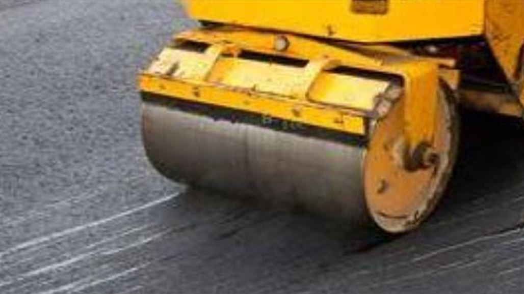 هندي يسقط في حفرة وعمال الطرق يمدون طريقاً فوقه