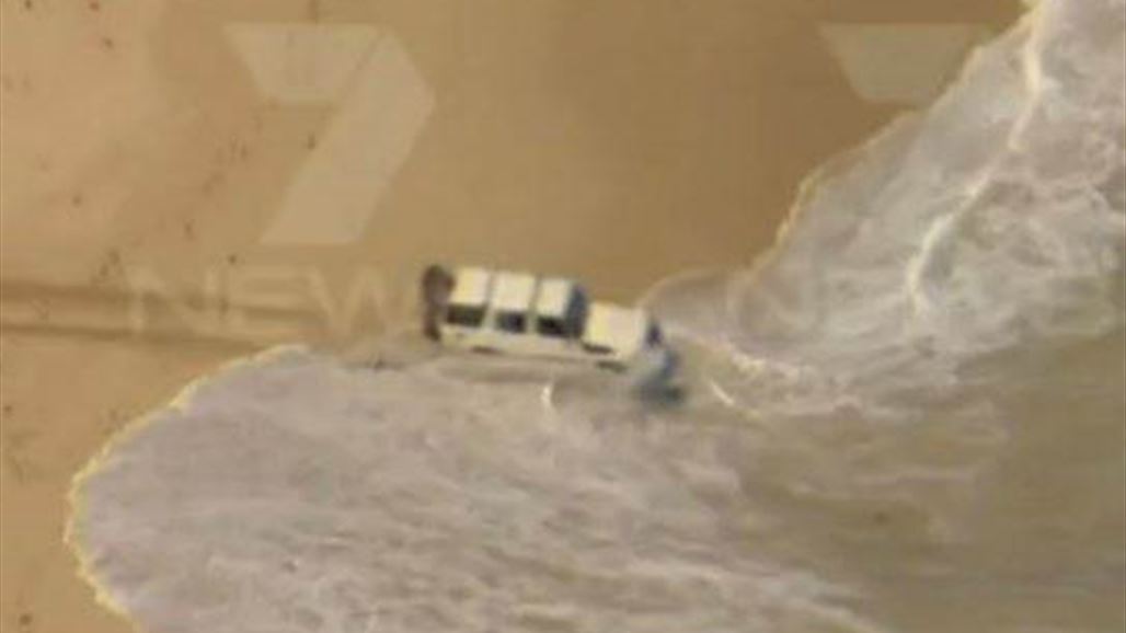 هرب من الشرطة نحو المحيط.... بسيارته