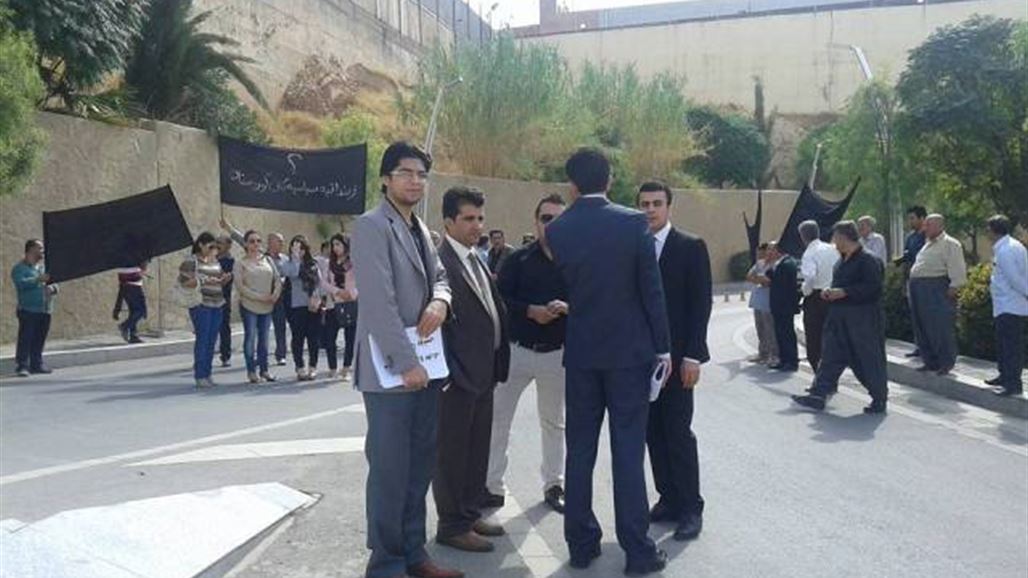 ناشطون يجتمعون أمام مقر إجتماع الأحزاب الخمسة بالسليمانية للضغط من اجل التوافق