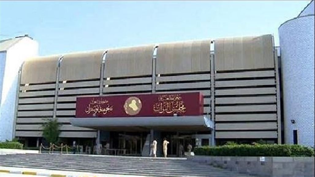 موظفو البرلمان يعتصمون في باحة المجلس احتجاجا على قرار منع دخول الهواتف