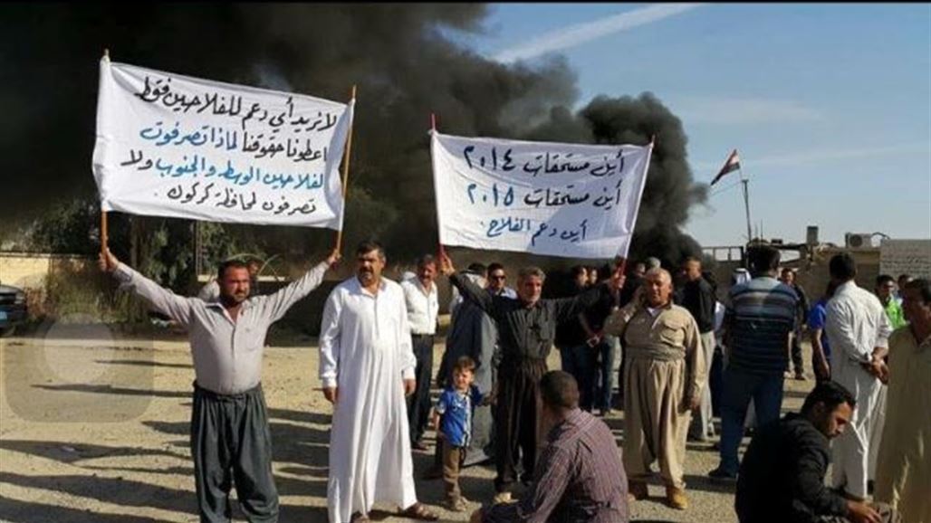 العشرات من فلاحي كركوك يعتمصون أمام سايلو المحافظة للمطالبة بصرف مستحقاتهم