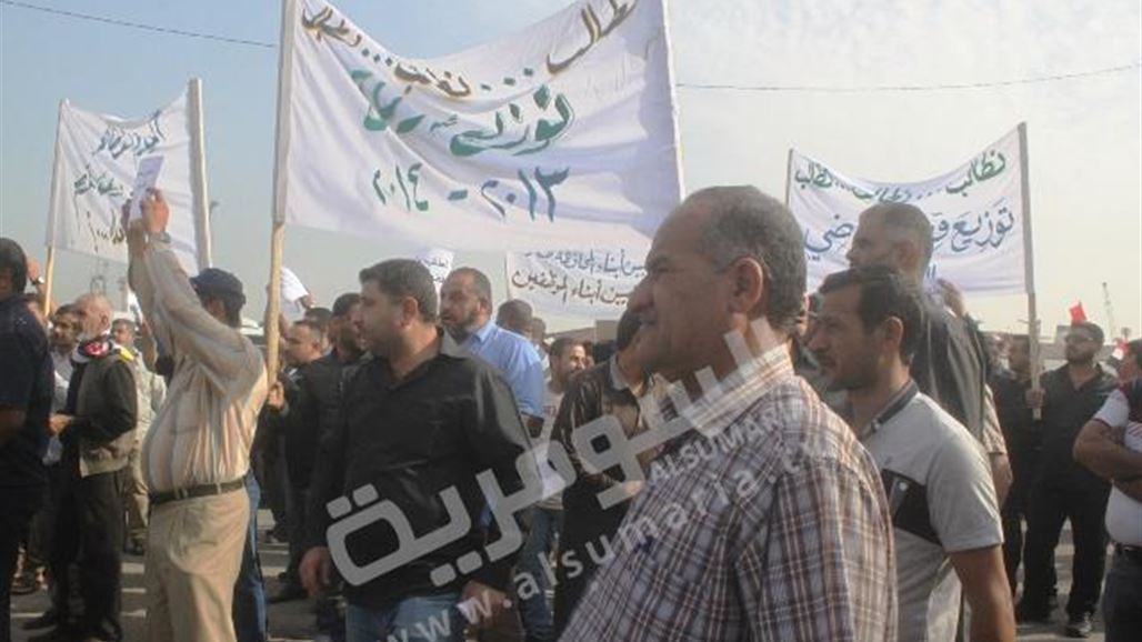 موظفو الموانئ يتظاهرون بالبصرة للمطالبة بحقوق وظيفية وتشريع قانون السلطة البحرية