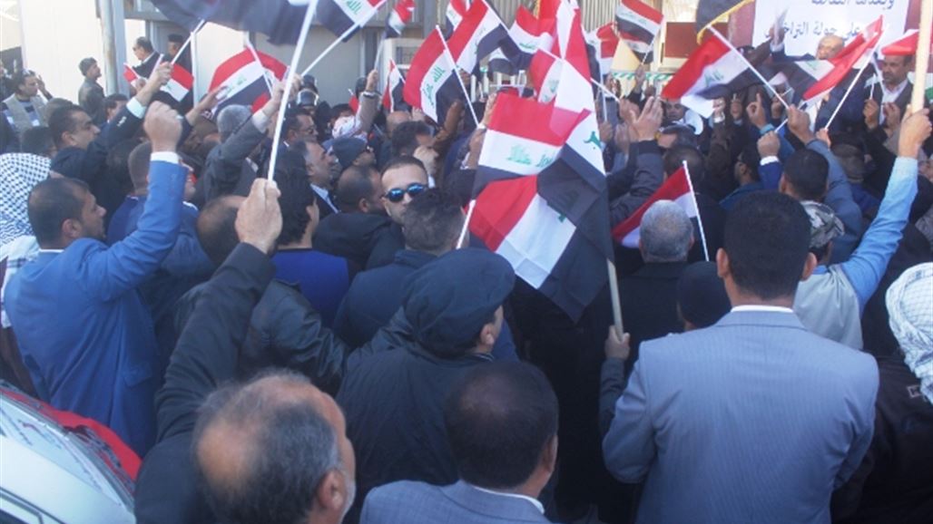 عشرات المقاولين يتظاهرون قرب مجلس البصرة للمطالبة بصرف مستحقاتهم