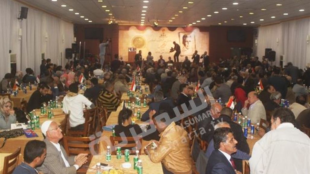 منظمة ثقافية في البصرة تكرم القاص محمد خضير بقلادة من الذهب