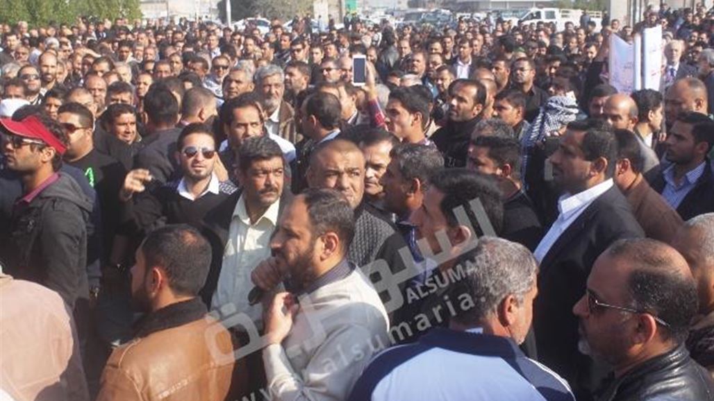 موظفو نفط الجنوب يتظاهرون في البصرة للمطالبة بصرف نصيبهم من أرباح الشركة