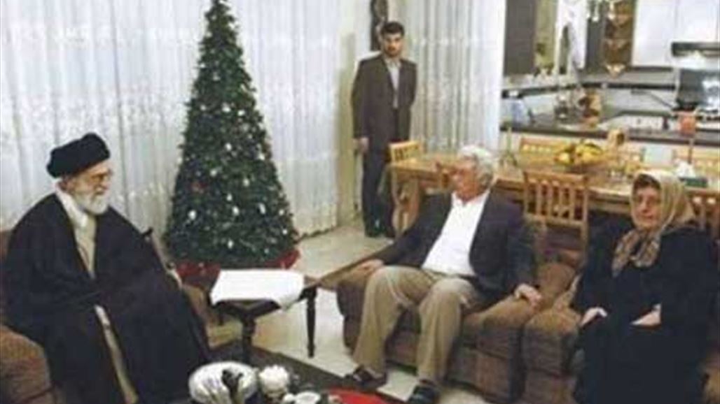 صورة تجمع الخامنئي بعائلات مسيحية  في عيد الميلاد