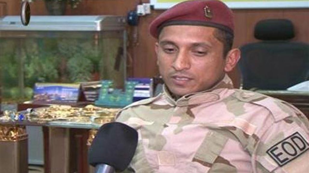 مقاتل عراقي يعيد مصوغات ذهبية عثر عليها بحوزة أحد عناصر "داعش" بالرمادي