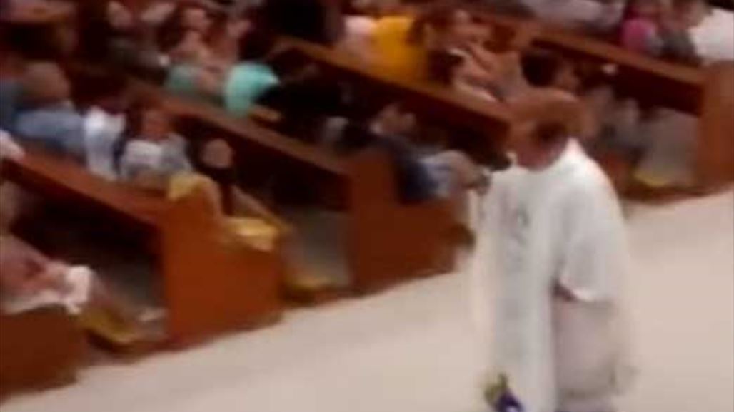 بالفيديو: رجل دين يستخدم لوح التزلج في أداء الصلاة