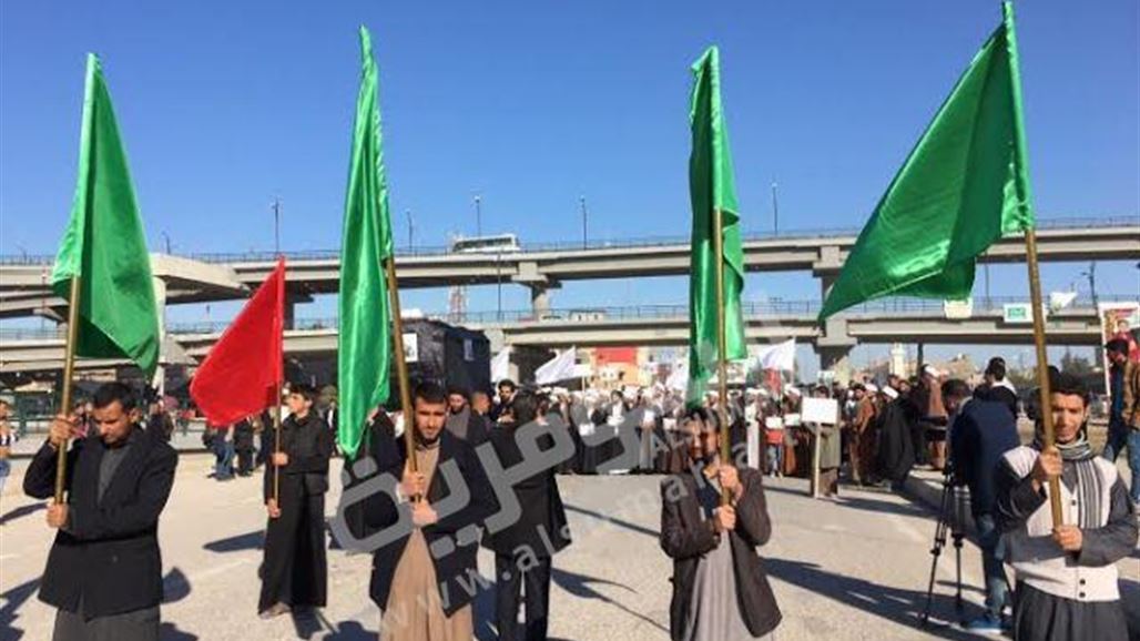 العشرات من رجال الدين بالنجف يتظاهرون للمطالبة بمقاطعة البضائع السعودية