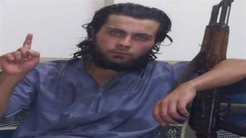 عنصر من "داعش" يعدم أمه أمام حشد في الرقة