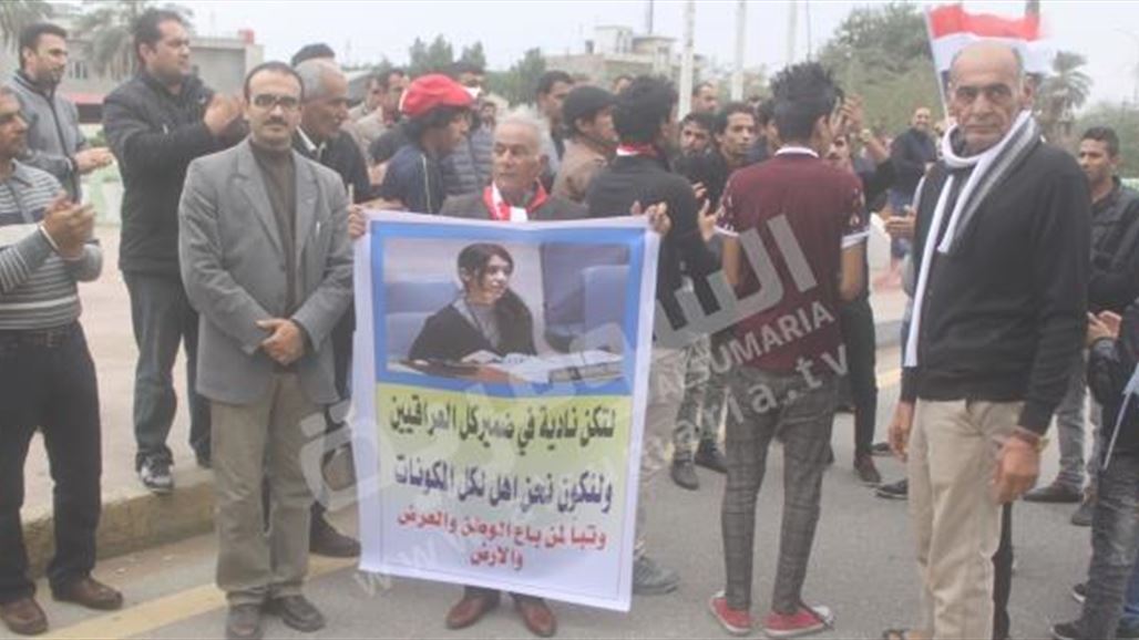 العشرات يتظاهرون قرب ديوان محافظة البصرة للمطالبة بإجراء إصلاحات