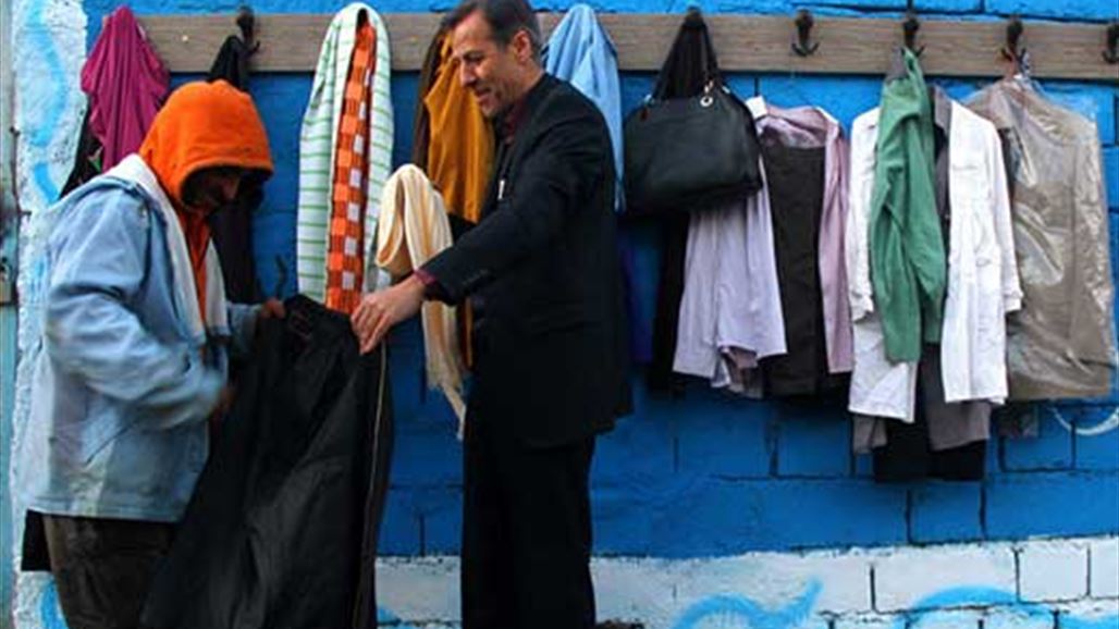 بالصور: "جدار المحبة" يدفئ القفراء في ايران