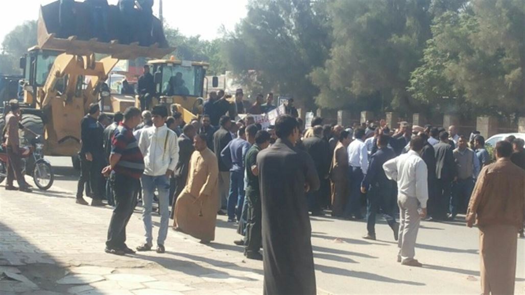 العشرات من المقاولين يتظاهرون بالياتهم بالعمارة للمطالبة بصرف مستحقاتهم المتاخرة