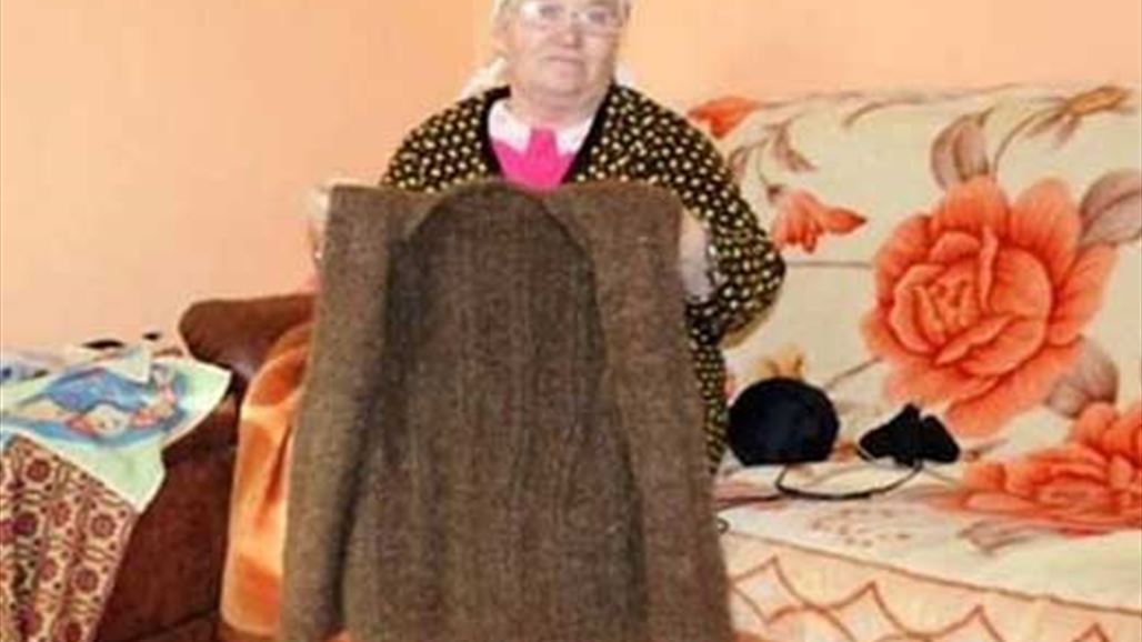 سيدة تحيك سترة من شعرها جمعته منذ 20 عام