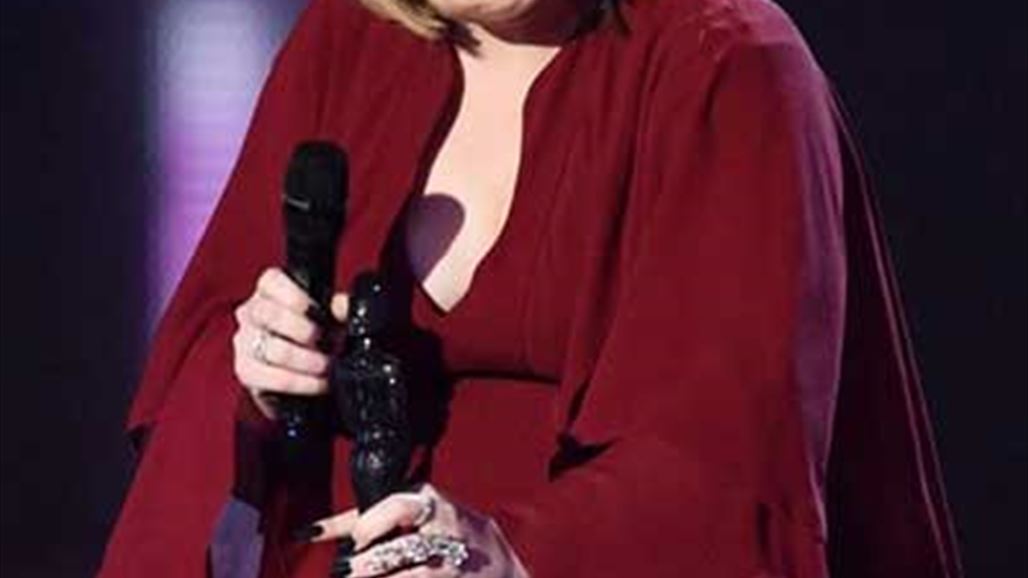 بالفيديو: رسالة من الفضاء تبكي الفنانة اديل على مسرح الـ Brit Awards