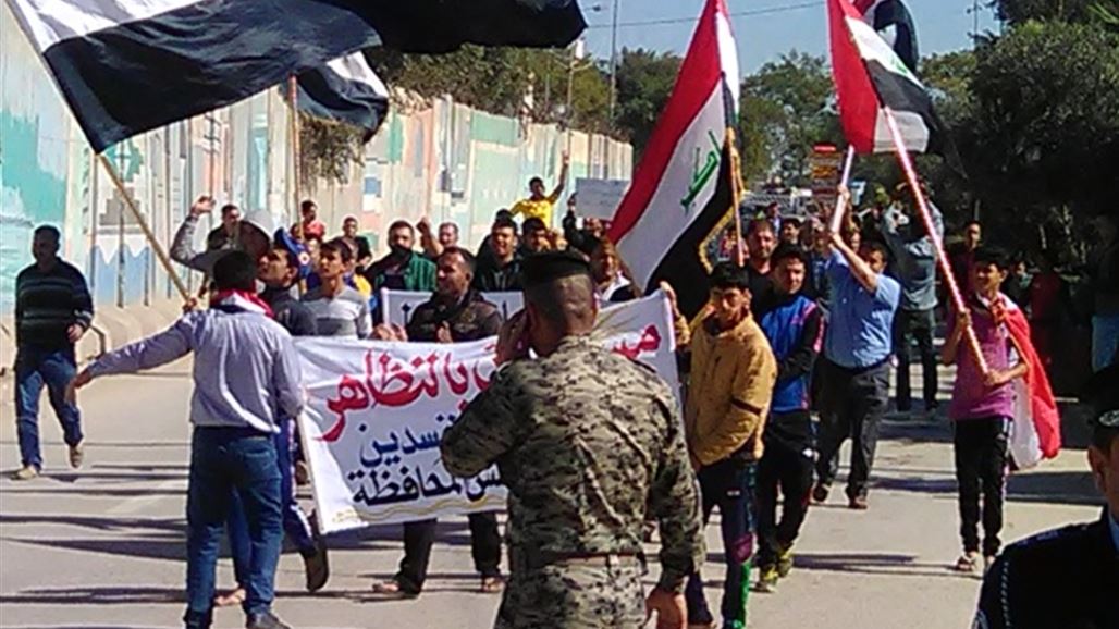 العشرات يتظاهرون ببابل للمطالبة بعدول وزارة الصحة عن تسعيرتها واقالة المحافظ