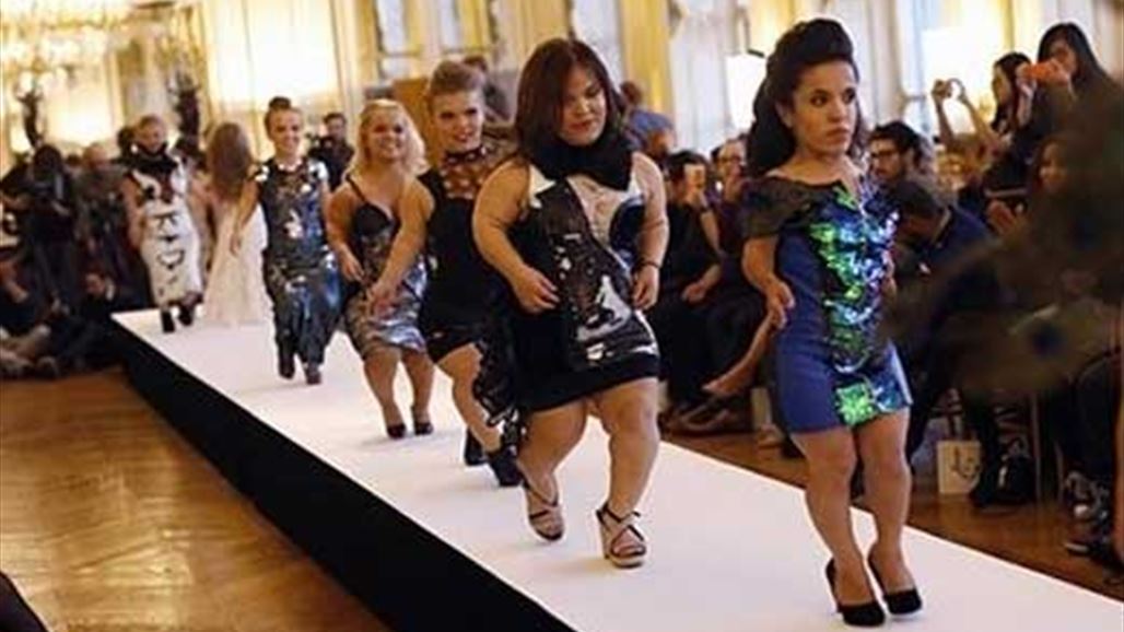 بالفيديو: عارضات قصيرات القامة يخطفن الانظار على منصات باريس
