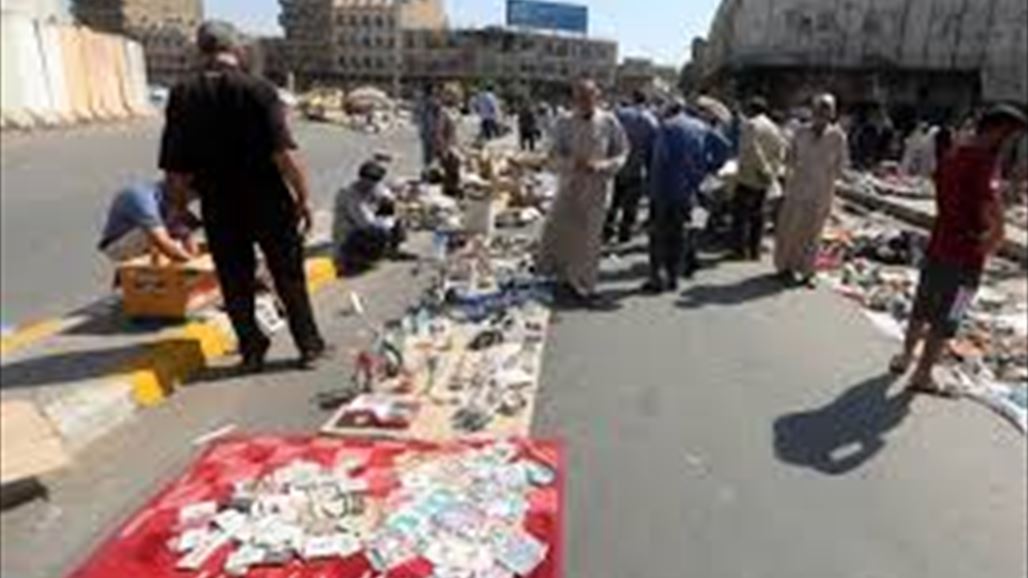 العشرات من اصحاب البسطات بعلوة الرشيد يقطعون الطريق احتجاجا على رفع بسطاتهم
